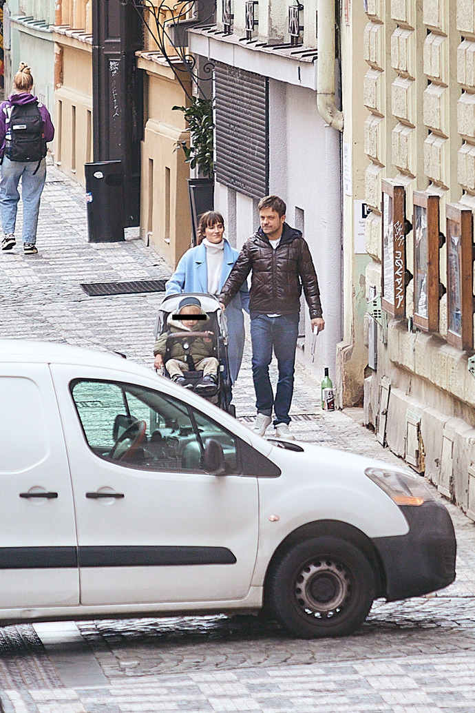 FOTO: Jiří Mádl se svou partnerkou a synem. – stránka 43