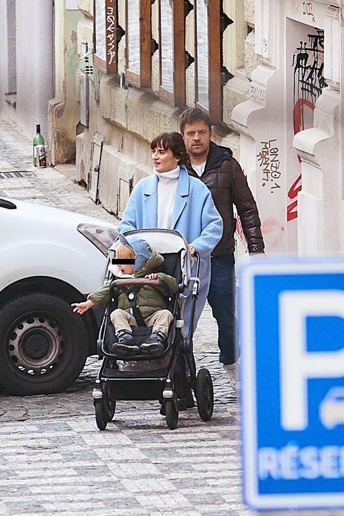 FOTO: Jiří Mádl se svou partnerkou a synem. – stránka 42