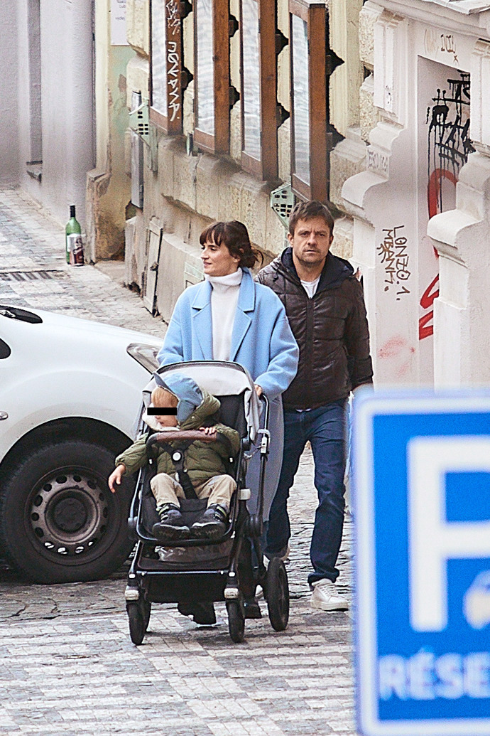 FOTO: Jiří Mádl se svou partnerkou a synem. – stránka 41
