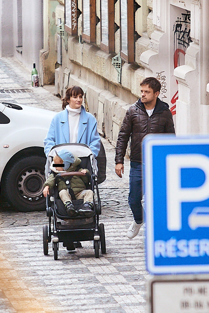 FOTO: Jiří Mádl se svou partnerkou a synem. – stránka 40