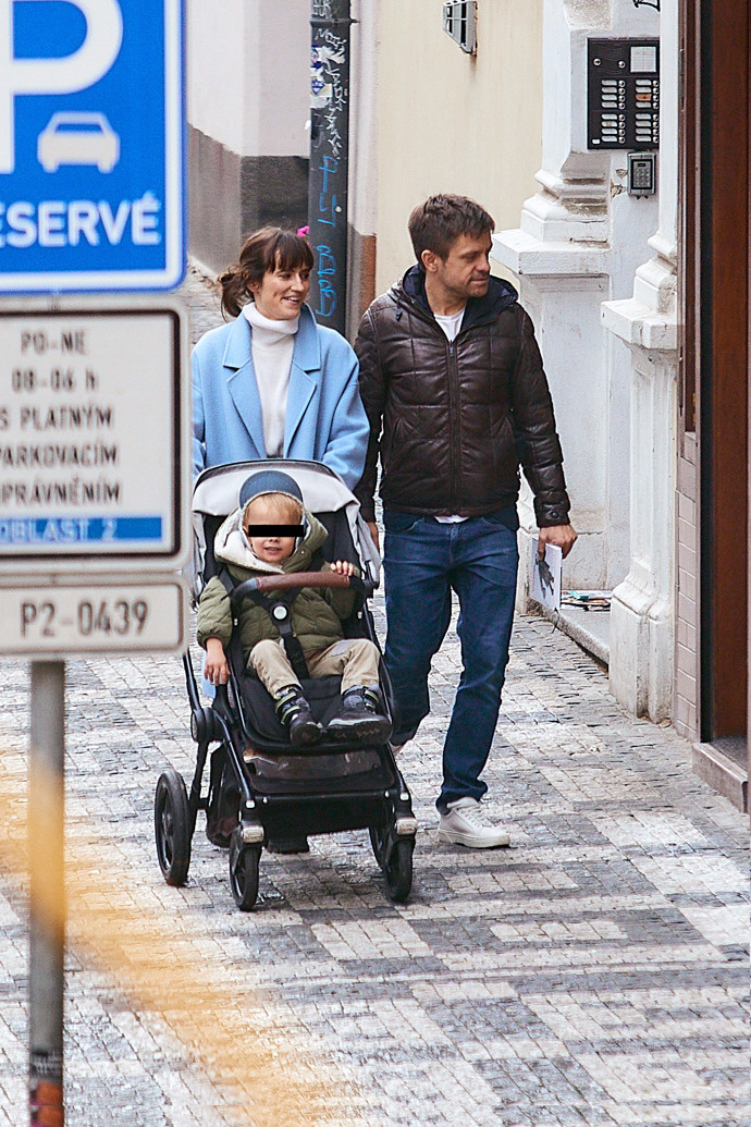 FOTO: Jiří Mádl se svou partnerkou a synem. – stránka 44