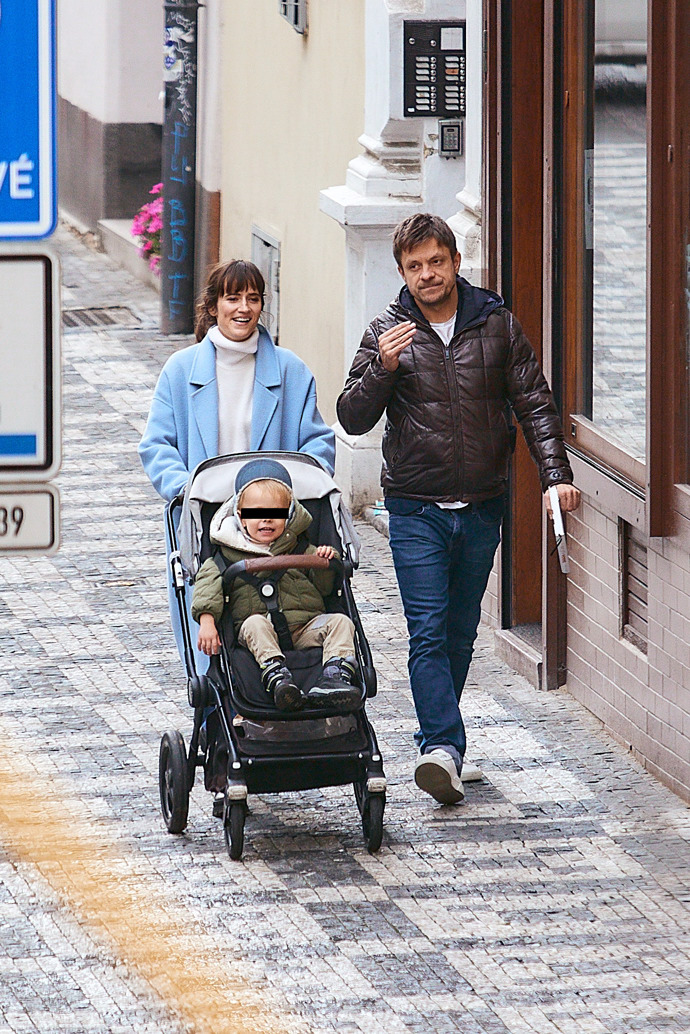 FOTO: Jiří Mádl se svou partnerkou a synem. – stránka 37