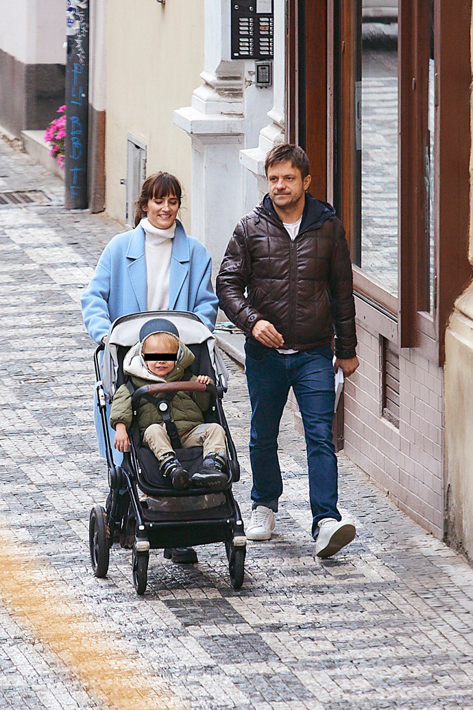 FOTO: Jiří Mádl se svou partnerkou a synem. – stránka 36