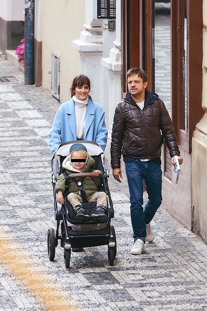 FOTO: Jiří Mádl se svou partnerkou a synem. – stránka 35