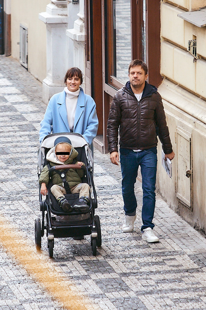 FOTO: Jiří Mádl se svou partnerkou a synem. – stránka 34