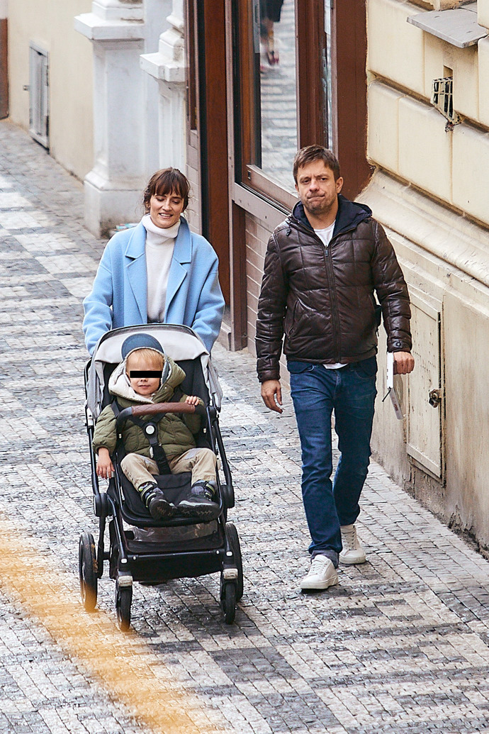 FOTO: Jiří Mádl se svou partnerkou a synem. – stránka 33