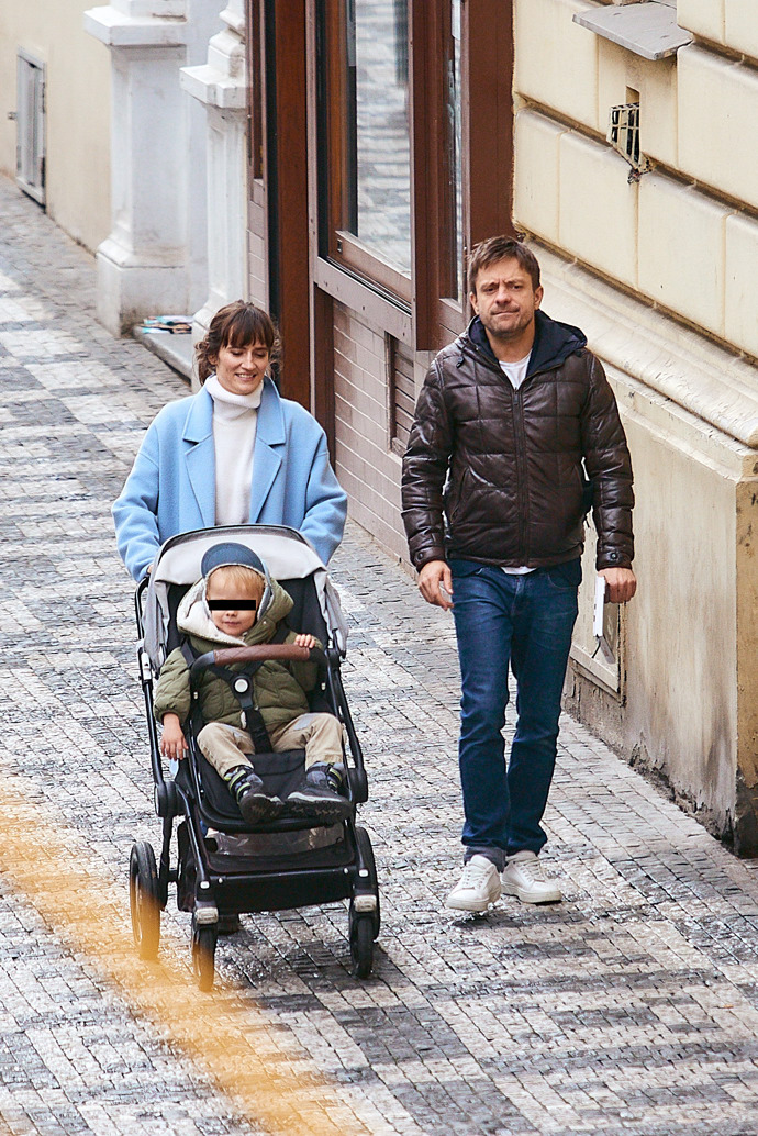 FOTO: Jiří Mádl se svou partnerkou a synem. – stránka 31