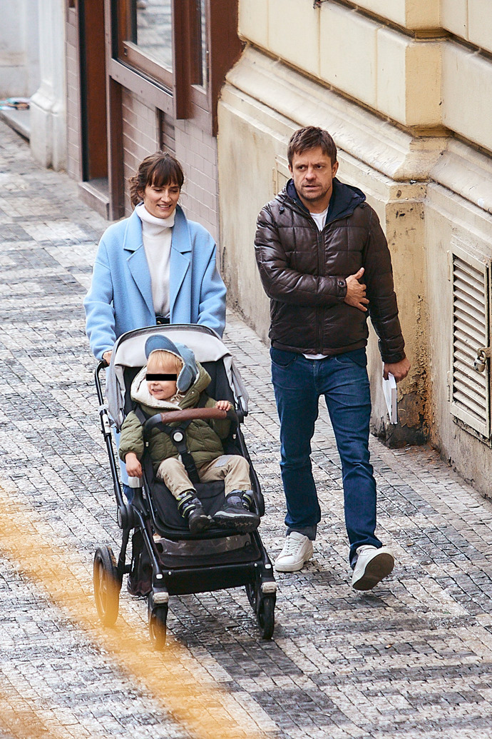 FOTO: Jiří Mádl se svou partnerkou a synem. – stránka 30