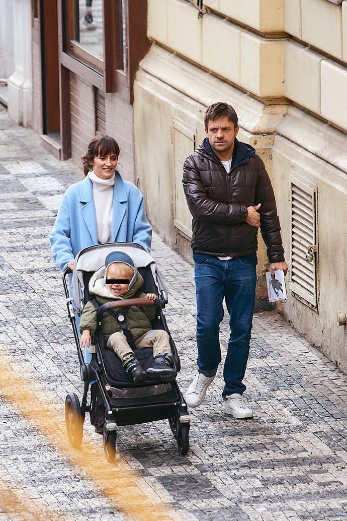 FOTO: Jiří Mádl se svou partnerkou a synem. – stránka 29