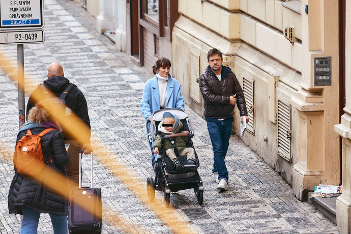 FOTO: Jiří Mádl se svou partnerkou a synem. – stránka 28