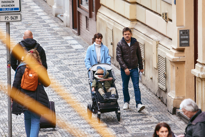 FOTO: Jiří Mádl se svou partnerkou a synem. – stránka 21