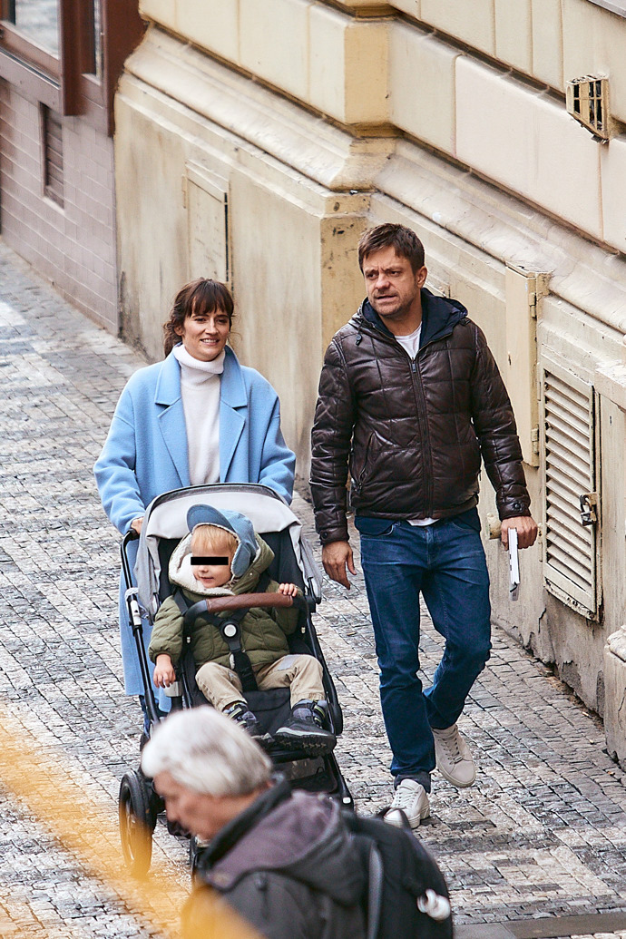 FOTO: Jiří Mádl se svou partnerkou a synem. – stránka 20