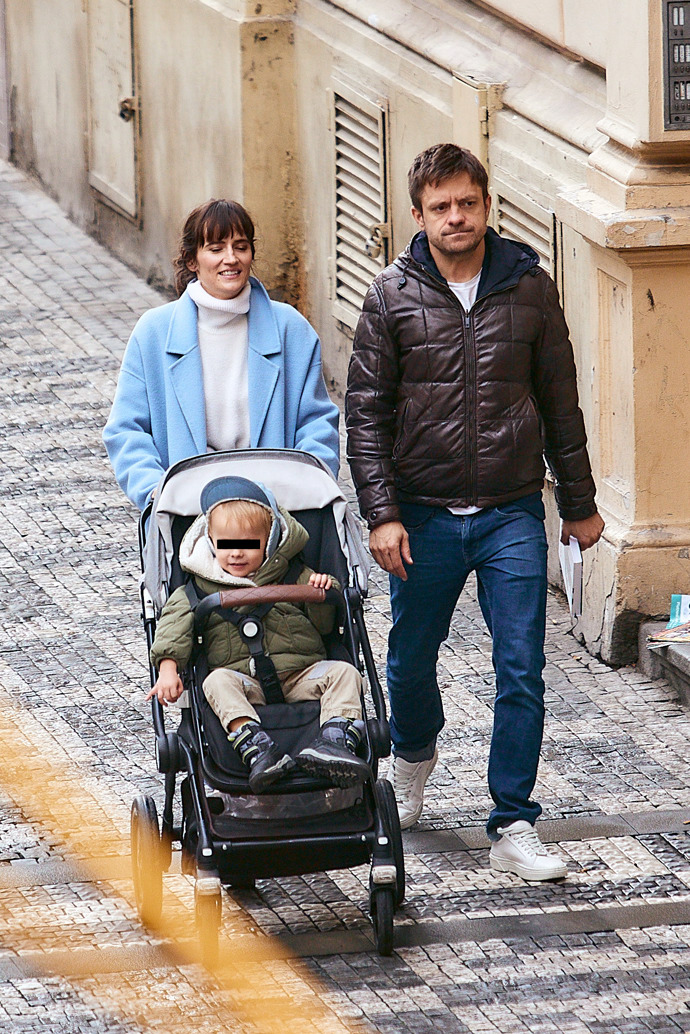 FOTO: Jiří Mádl se svou partnerkou a synem. – stránka 19