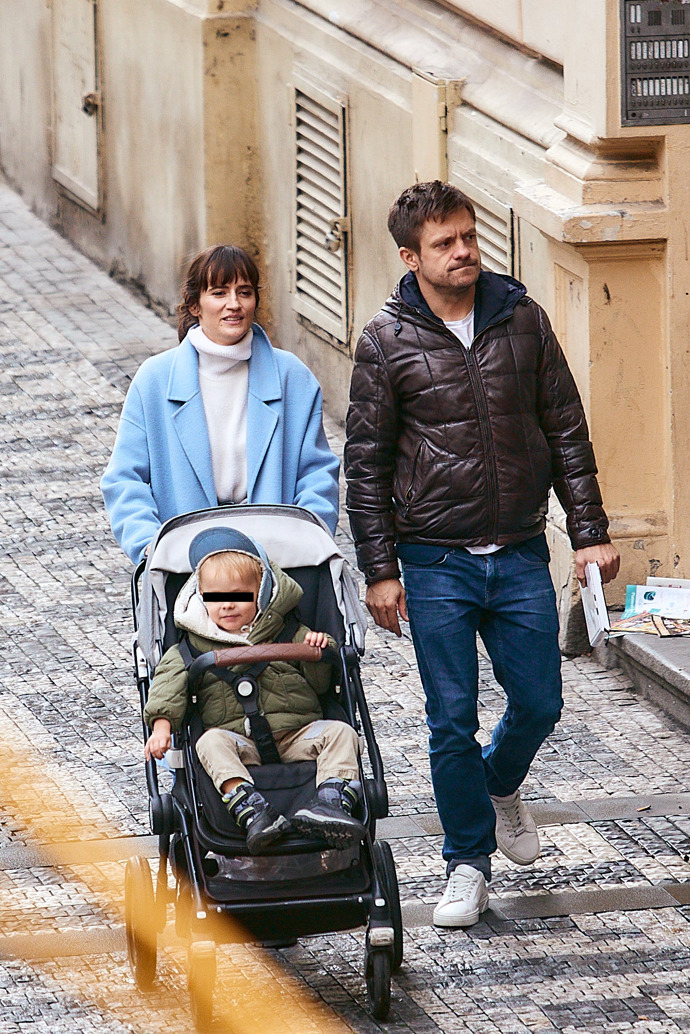 FOTO: Jiří Mádl se svou partnerkou a synem. – stránka 18