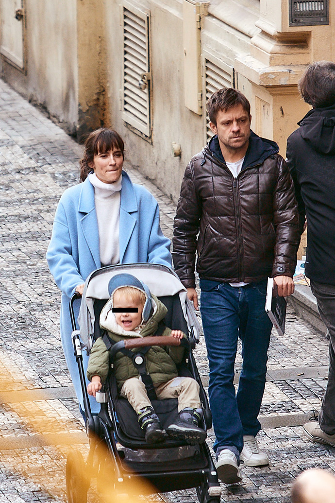 FOTO: Jiří Mádl se svou partnerkou a synem. – stránka 17