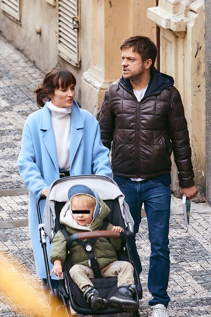 FOTO: Jiří Mádl se svou partnerkou a synem. – stránka 15