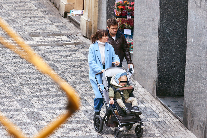 FOTO: Jiří Mádl se svou partnerkou a synem. – stránka 14