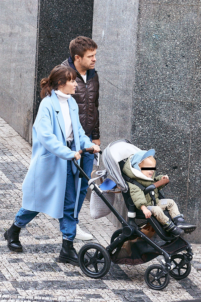 FOTO: Jiří Mádl se svou partnerkou a synem. – stránka 13