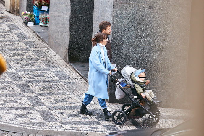 FOTO: Jiří Mádl se svou partnerkou a synem. – stránka 12