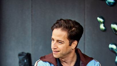 FOTO: Milan Peroutka při vydlabávání dýní.