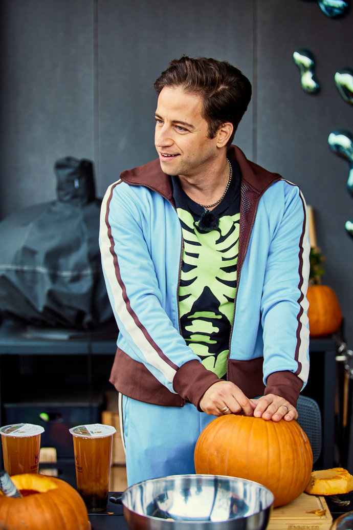 FOTO: Milan Peroutka při vydlabávání dýní. – stránka 73