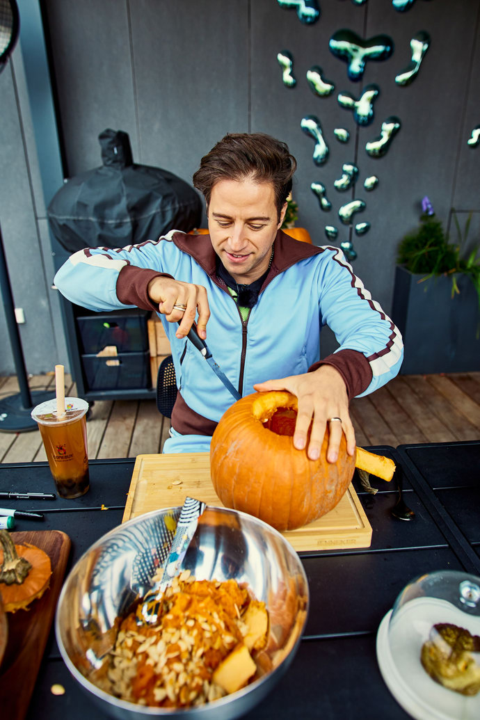 FOTO: Milan Peroutka při výrobě strašidelné dýně. – stránka 72