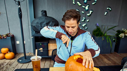 FOTO: Milan Peroutka si s vyřezáváním dýně poradil na jedničku.