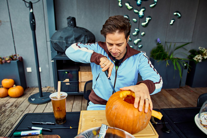 FOTO: Milan Peroutka si s vyřezáváním dýně poradil na jedničku. – stránka 71