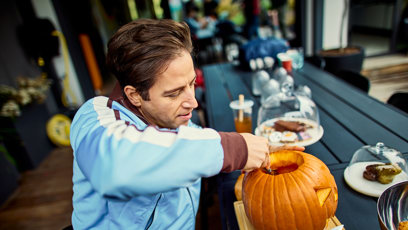 FOTO: Milan Peroutka dlabe dýně.