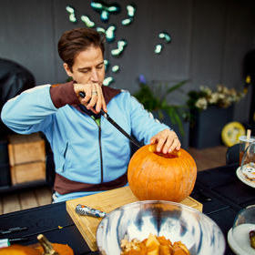 Milan Peroutka řeže do dýně.