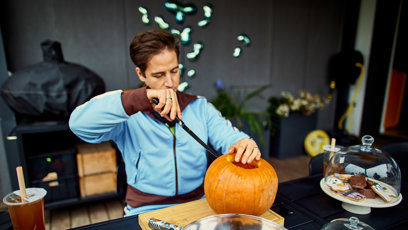 FOTO: Milan Peroutka řeže do dýně.