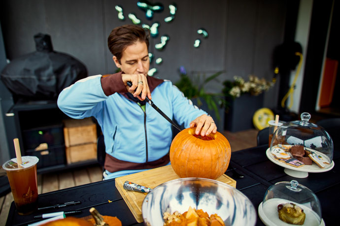 FOTO: Milan Peroutka řeže do dýně. – stránka 69