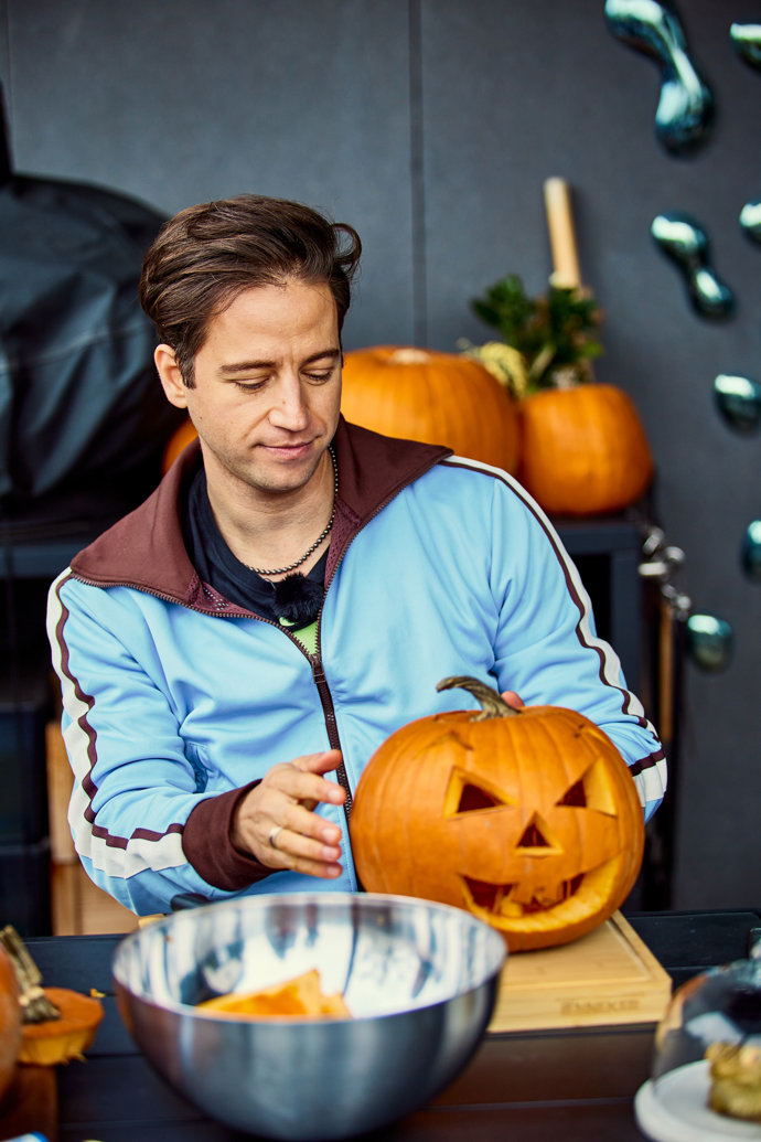 FOTO: Milan Peroutka se svým výtvorem. – stránka 65