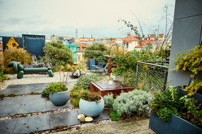 FOTO: Zahrada nabízí krásný výhled. – stránka 64