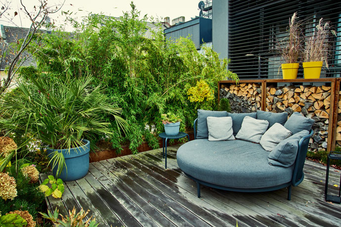 FOTO: Na zahradě je i koutek, který vybízí k odpočinku. – stránka 60