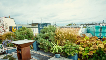 FOTO: Ačkoliv se byt nachází v centru Prahy, doma mají svou oázu klidu.