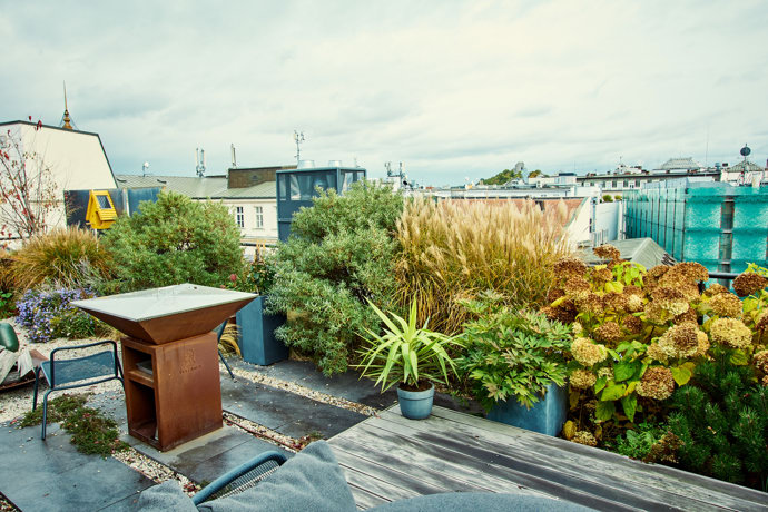 FOTO: Ačkoliv se byt nachází v centru Prahy, doma mají svou oázu klidu. – stránka 59