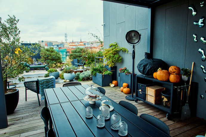 FOTO: Prostorná zahrada vybízí nejen k odpočinku, ale i k setkávání se s rodinou a přáteli. – stránka 54