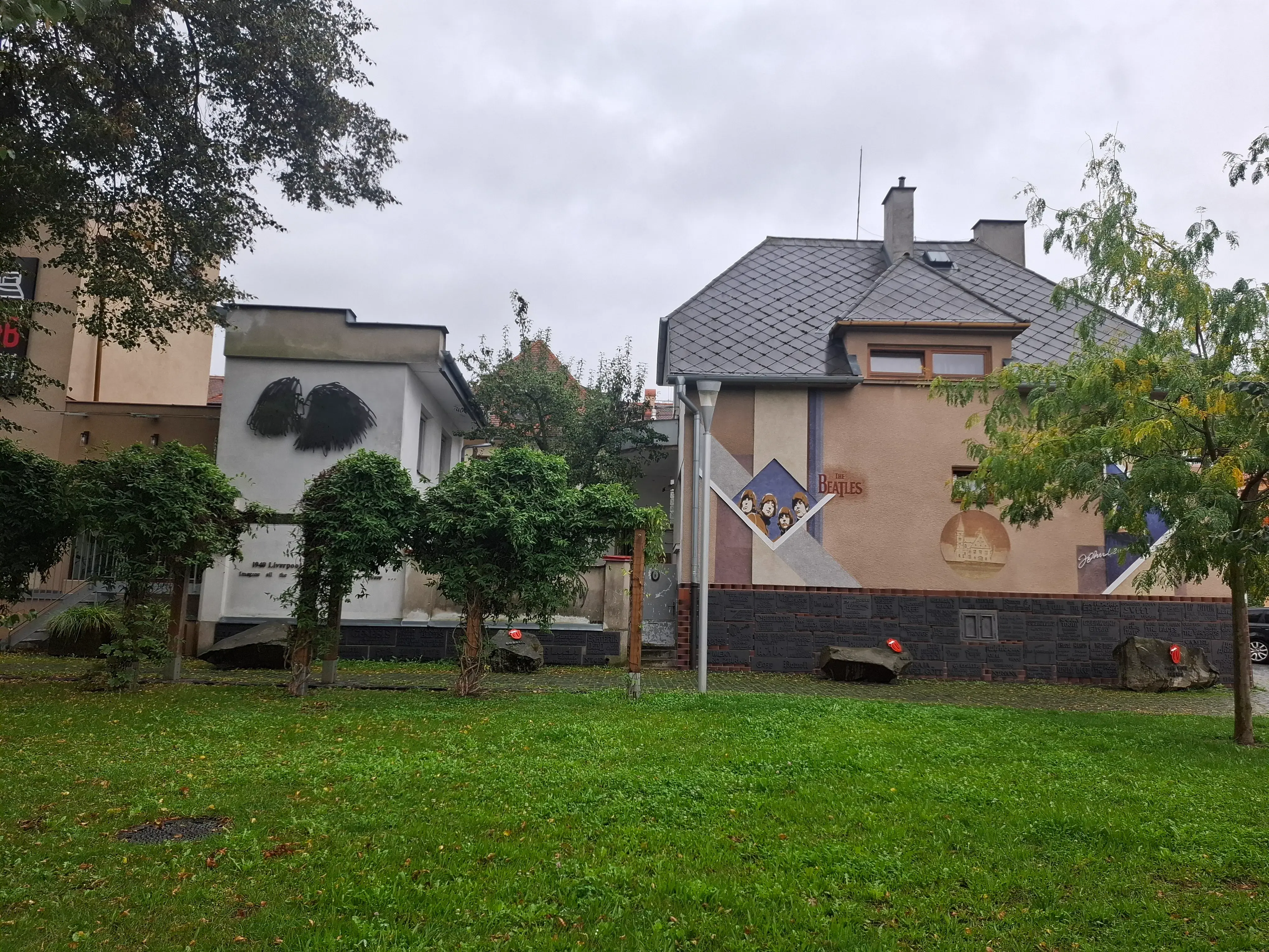 FOTO: Uličku Johna Lennona najdeme v Bardějově.