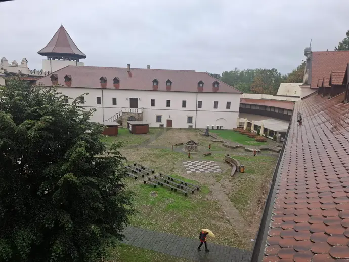 FOTO: Pohled na náměstí Kežmarského zámku. – stránka 8