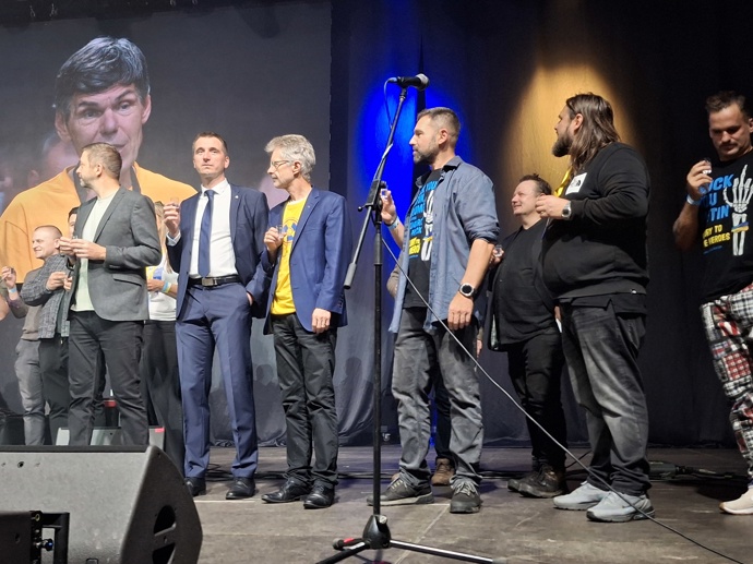 FOTO: Přípitek pro Danu Drábovou. – stránka 14