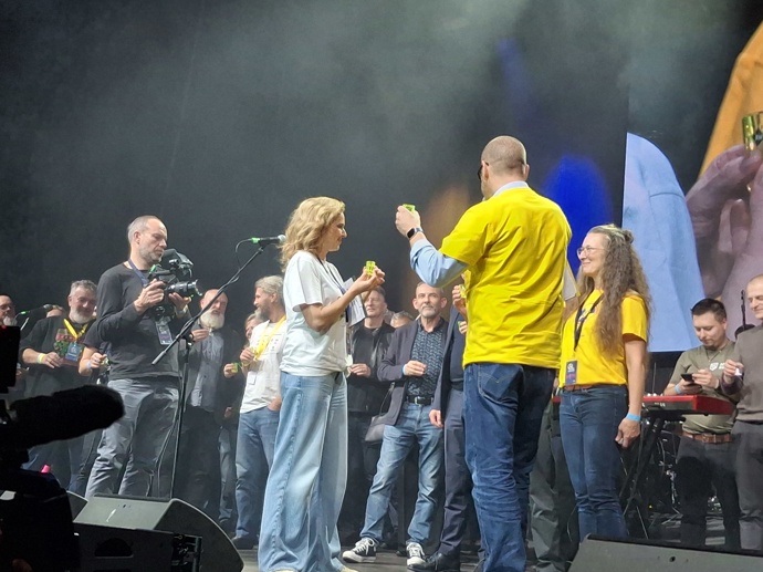 FOTO: Během večera došlo i na přípitek. – stránka 19