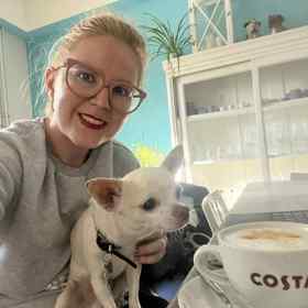 Panička si může uvnitř kavárny dopřát kafíčko, pro pejsky jsou připravené psí dortíky a zákusky. 