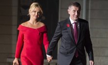 Monika Babišová ve výrazných červených šatech zastínila i první dámu USA Melanii Trump.