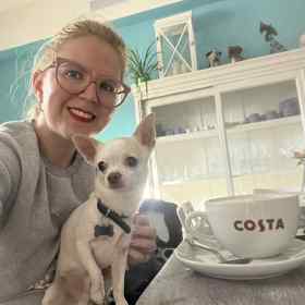 Čenda si prostředí kavárny rychle zamiloval. 