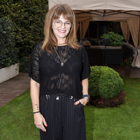 Zpěvačka Marta Jandová se proužkovaných kalhot nebojí ani po padesátce.