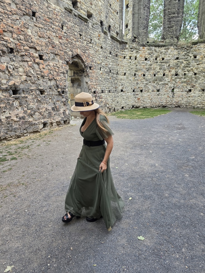 FOTO: Zpěvačka je malá vzrůstem, ale příroda ji obdařila jinak. – stránka 5