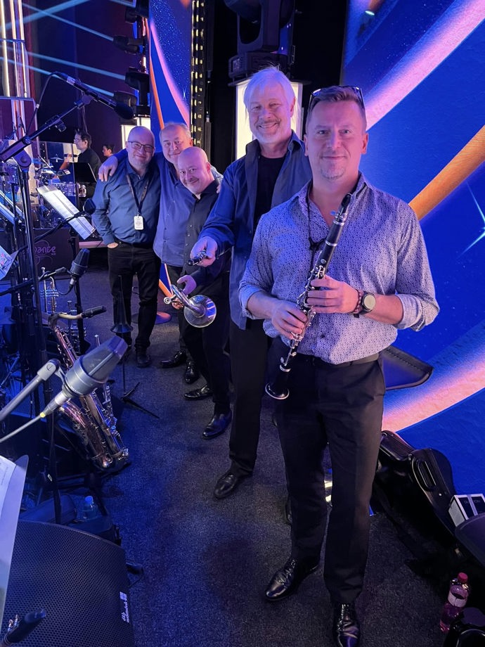 FOTO: Jan Šatra (třetí zprava) hrál v Moondance Orchestra Martina Kumžáka.