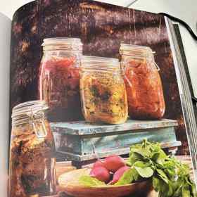 Základem korejského kimči je čínské zelí, chybět nesmí ani ředkvičky nebo květák. 