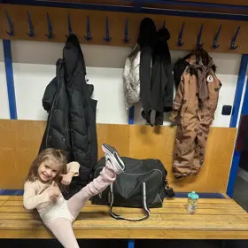 Stella Polášková se kromě hokeje věnovala také krasobruslení.